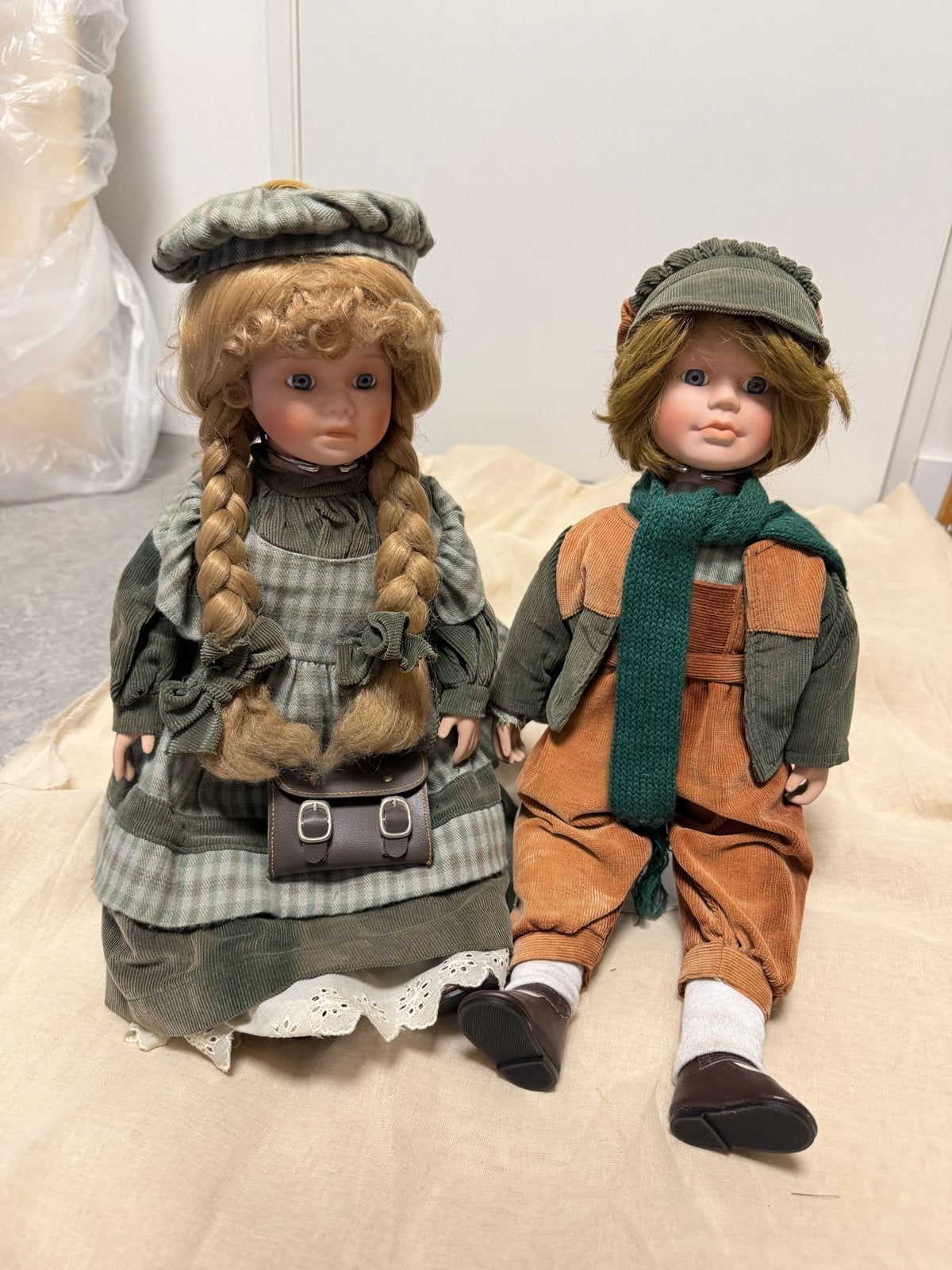 Set van 2 porseleinen poppen: meisje en jongen, Verzamelen, Ophalen of Verzenden, Gebruikt, Pop