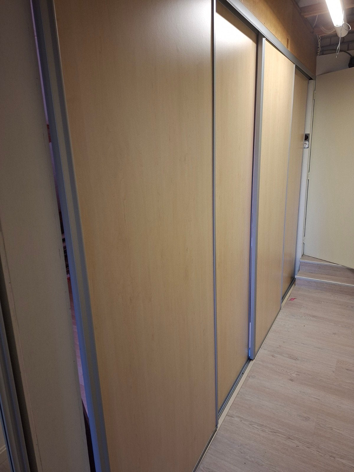 Schuifdeurkast met lichte houten panelen, Huis en Inrichting, Kasten | Kledingkasten, Gebruikt, 200 cm of meer, 200 cm of meer