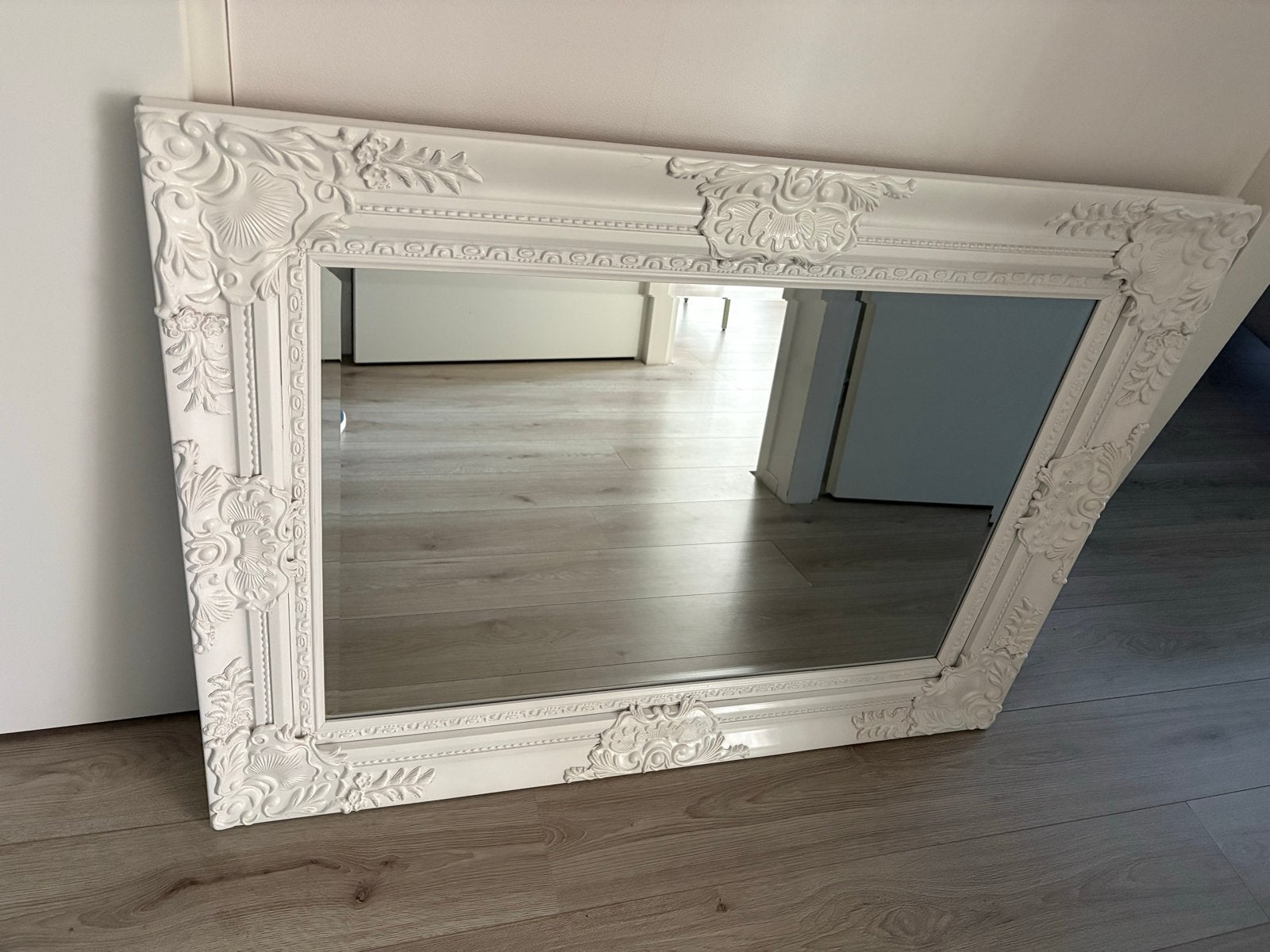 Witte spiegel met barokke lijst, Antiek en Kunst, Antiek | Spiegels, Ophalen, Rechthoekig, 100 tot 150 cm