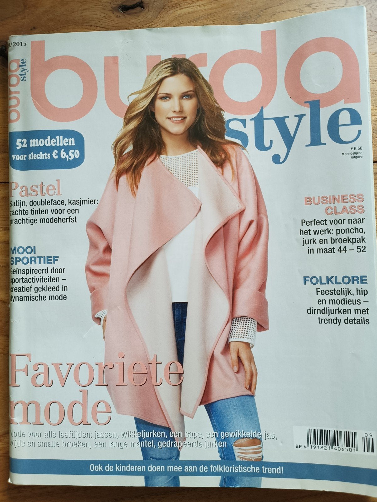Burda Style september 2015  met workshop voor dirndl, Hobby en Vrije tijd, Kledingpatronen, Overige typen, Vrouw, Zo goed als nieuw