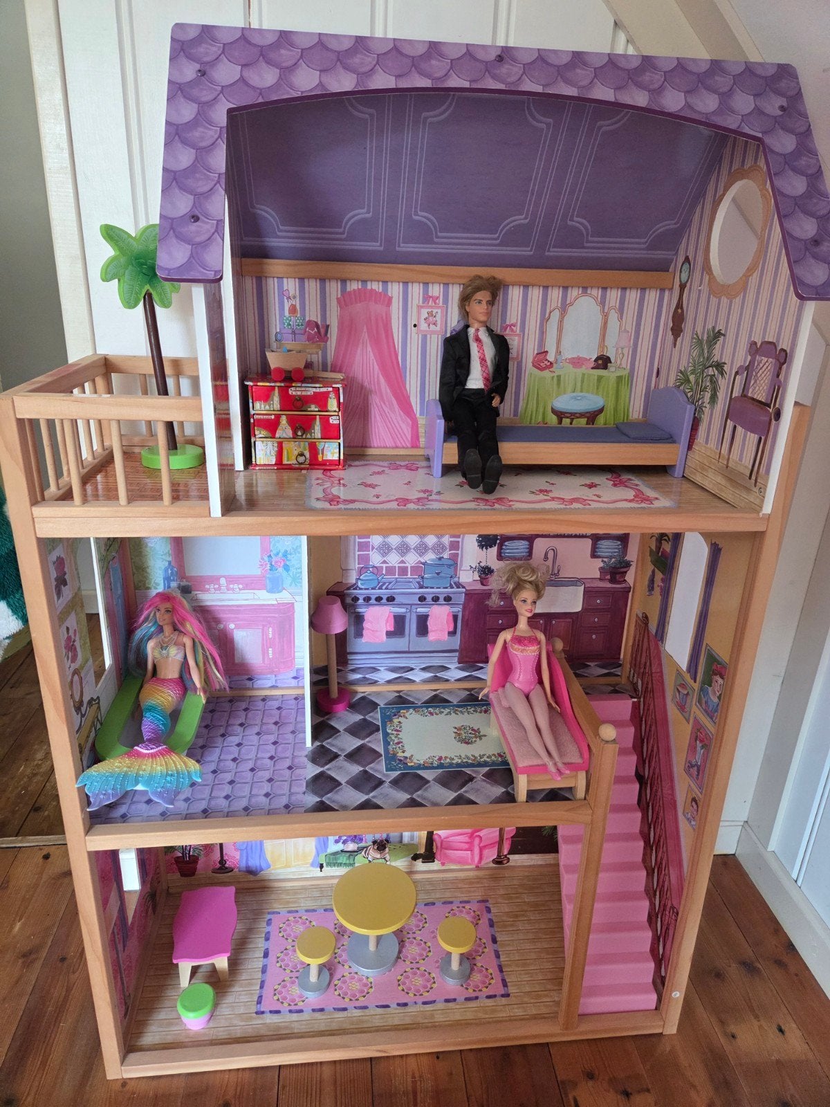 Poppenhuis met 3 verdiepingen, meubels en barbies, Ophalen, Gebruikt, Poppenhuis