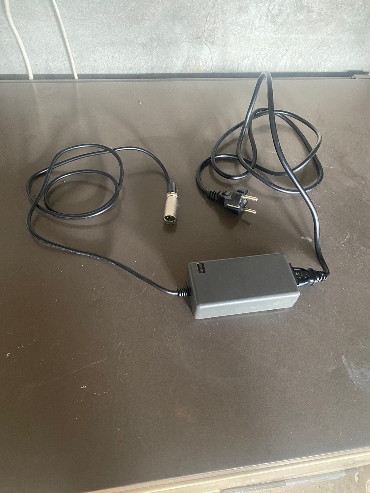 Acculader 3 pins, Zo goed als nieuw