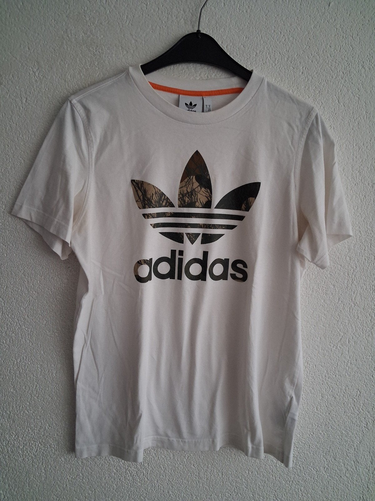 Adidas T-shirt met camouflage logo - Maat M, Kleding | Heren, Maat 48/50 (M), Wit, Ophalen of Verzenden, Zo goed als nieuw