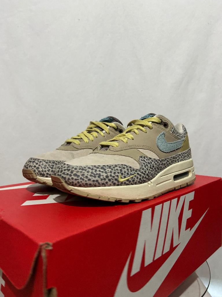 ALS NIEUW! Maat 38,5 - Nike Air Max 1 Cobblestone, Kleding | Dames, Schoenen, Overige kleuren, Verzenden, Nike, Nike