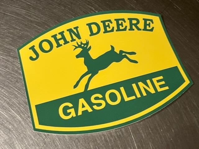 JOHN  DEERE gasoline sticker  15  11,7  cm, Verzamelen, Ophalen of Verzenden, Zo goed als nieuw, Auto's