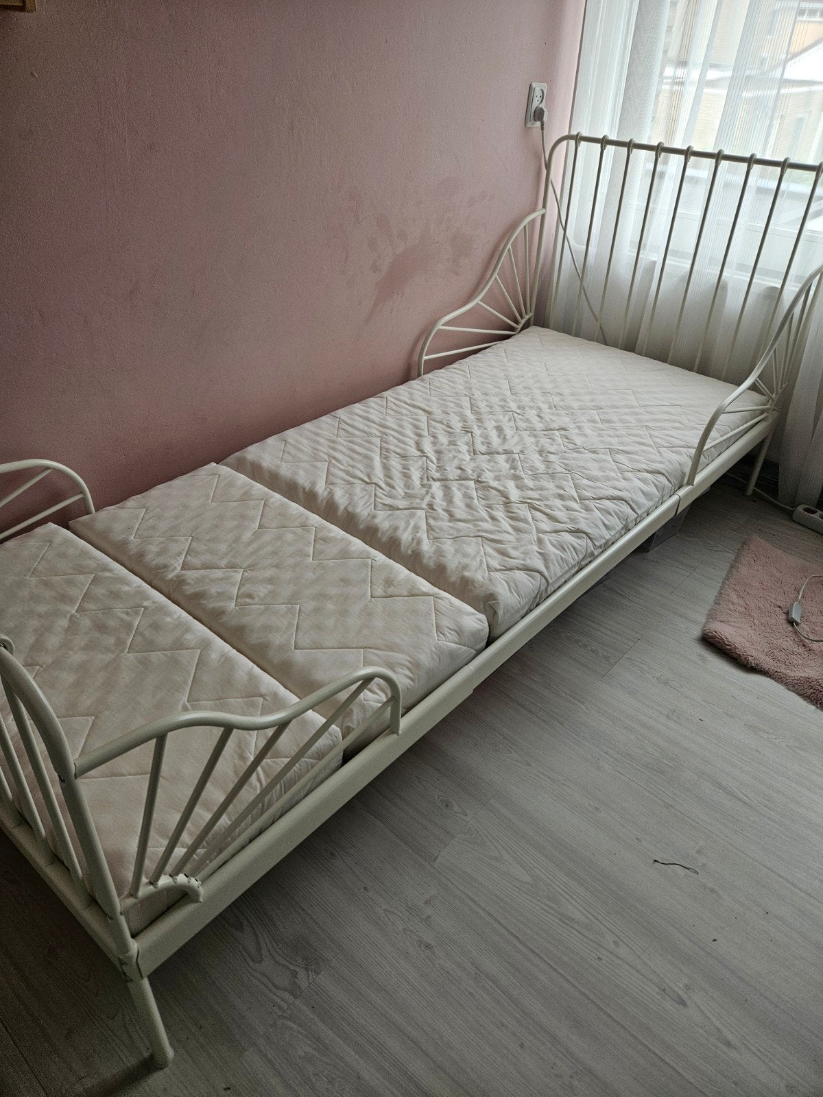 IKEA Minnen meegroeibed met matras, Huis en Inrichting, Slaapkamer | Bedden, Ophalen