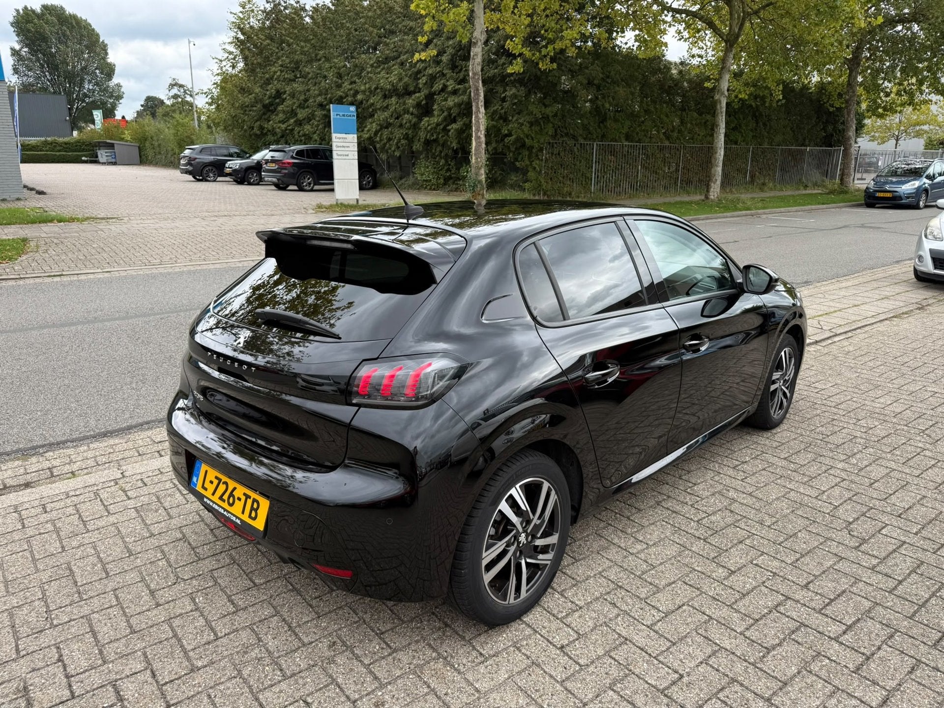 Peugeot 208 1.2 PureTech Allure 100PK Automaat, Navi Dealer, Dealer onderhouden, 101 pk, Gebruikt, Euro 6