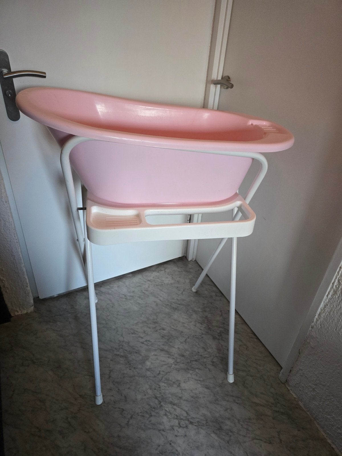 Te koop roze babybadje met standaard, Ophalen, Zo goed als nieuw, Badje, Standaard