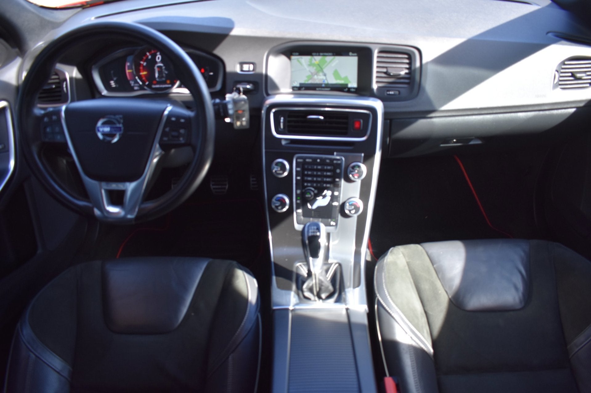 Volvo V60 2.0 T3 R-Design '17 Xenon Clima Navi Cruise Inruil, Gebruikt, 4 cilinders, 1969 cc, Origineel Nederlands
