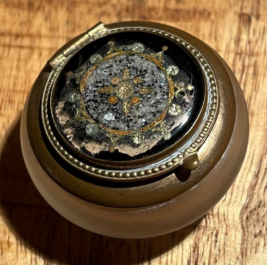 Oud brocante pillendoosje met barstje in het glas, Ophalen of Verzenden