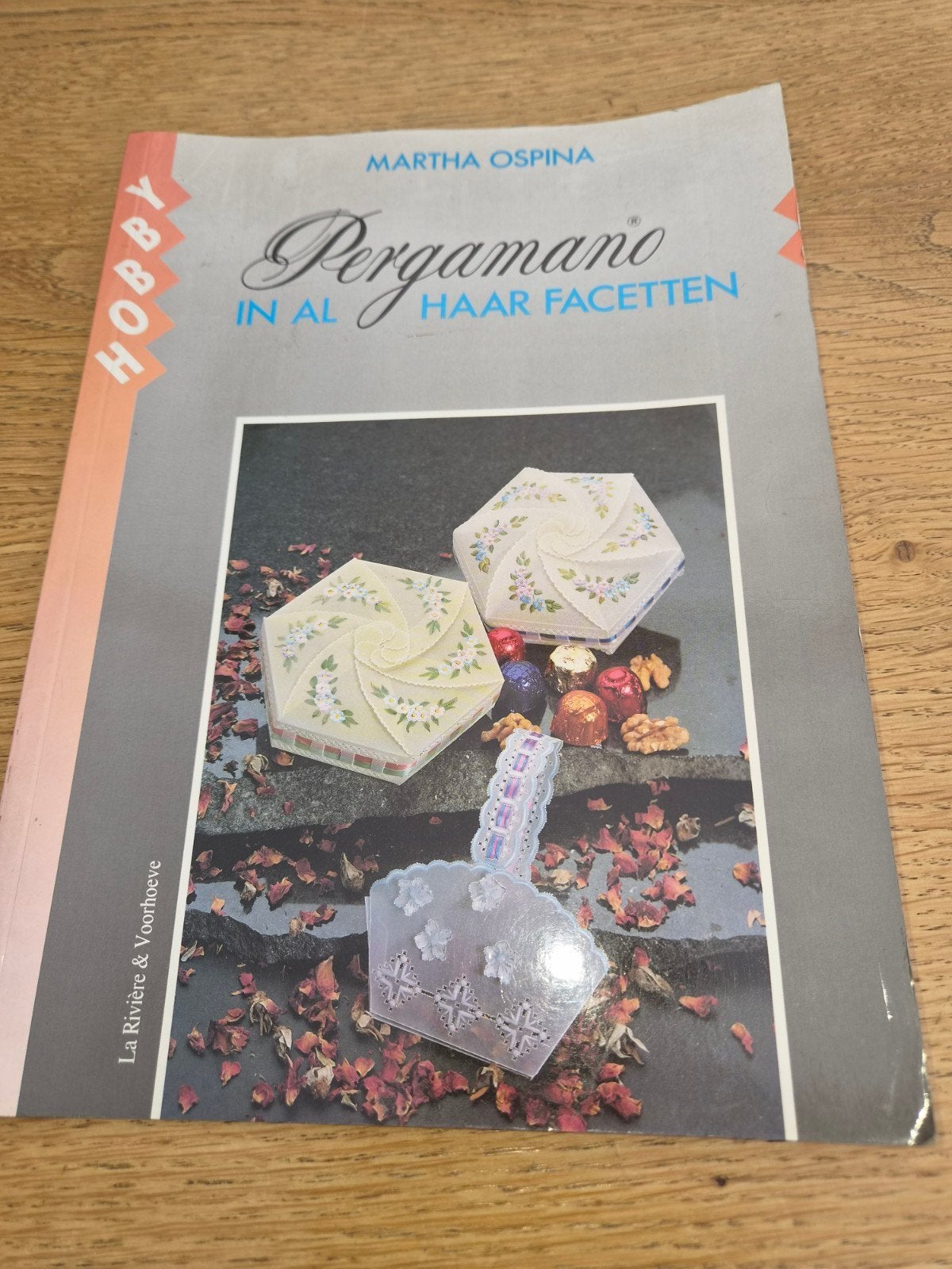 Pergamano in al haar facetten - Martha Ospina, Ophalen of Verzenden, Zo goed als nieuw, Scrapbooking en Knutselen, Martha Ospina