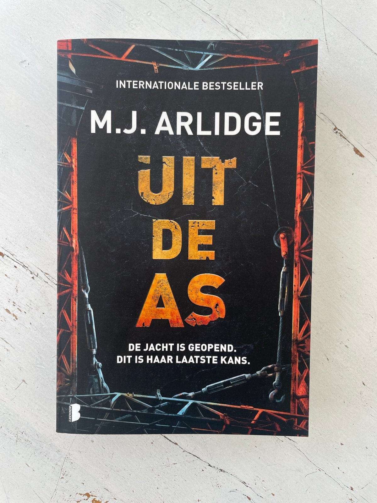M.J. Arlidge - Uit de as (Internationale Bestseller), Ophalen, Zo goed als nieuw, Europa overig
