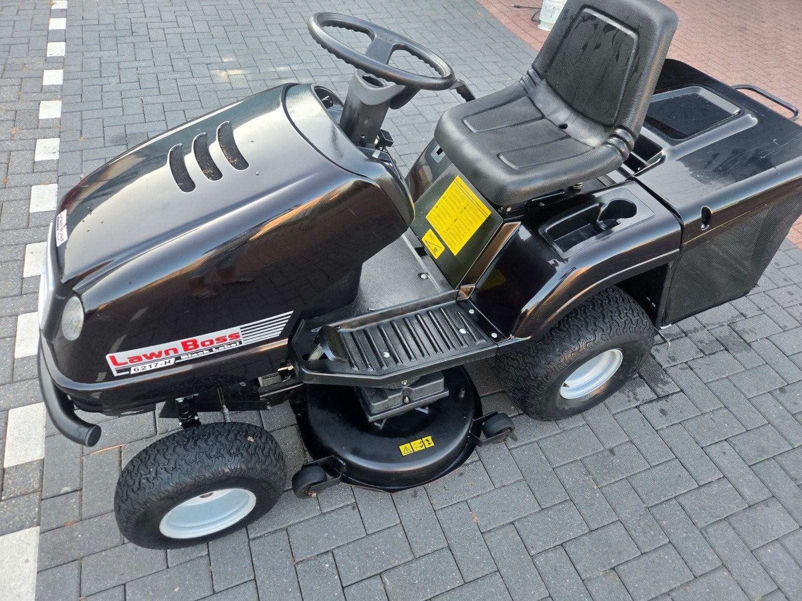 zitmaaier lawn boss
hydrostaat voet, Ophalen, Zo goed als nieuw, 50 cm of meer