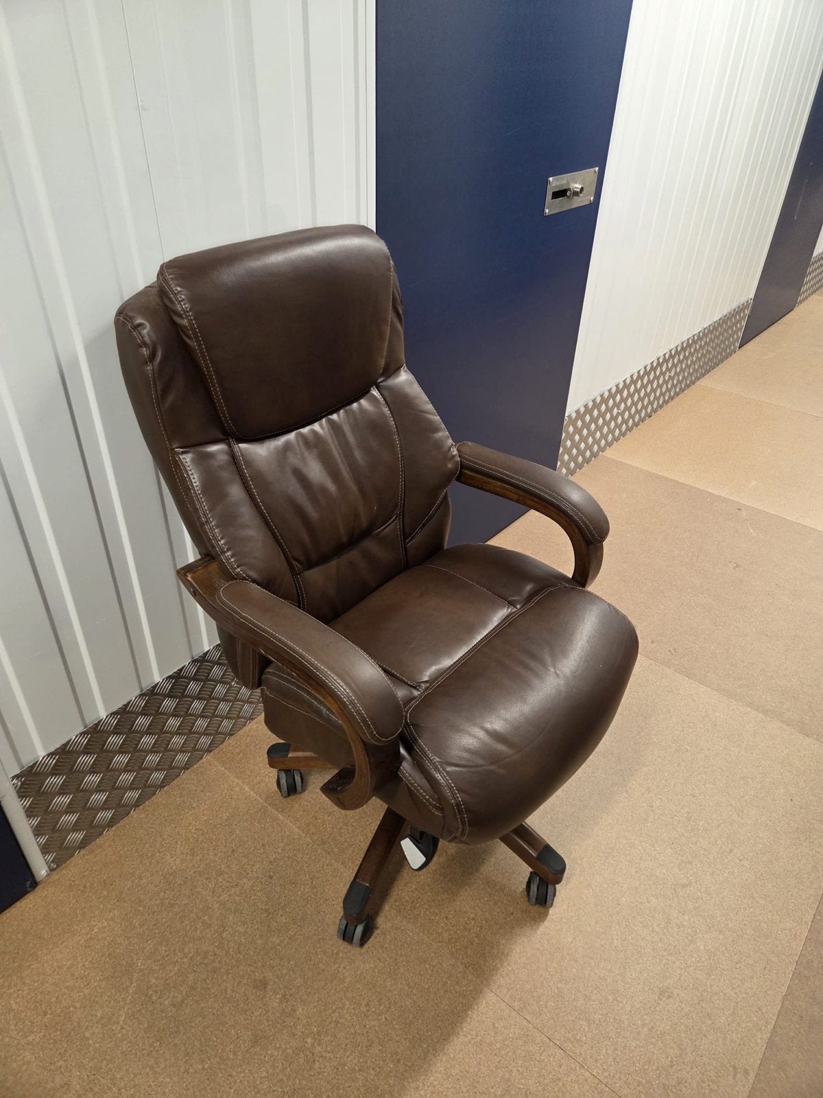 La-Z-Boy Bellamy Executive Bureaustoel - Bruin Leer, Huis en Inrichting, Ophalen, Gebruikt, Bruin, Bureaustoel