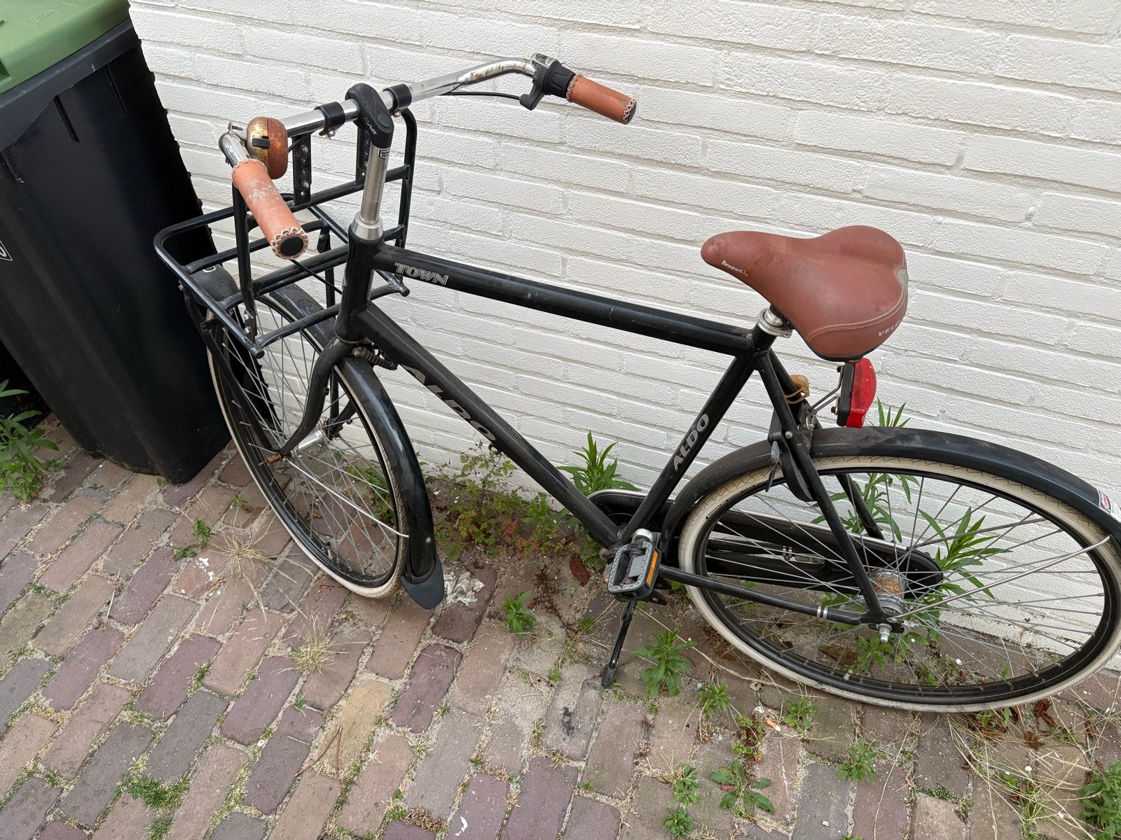 Zwarte stadsfiets met voordrager - banden moeten geplakt, Fietsen en Brommers, Fietsen | Dames | Damesfietsen, Overige merken