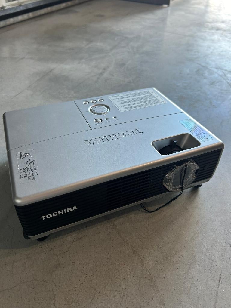 Toshiba beamer 2200 lumen weinig gebruikt!!, Audio, Tv en Foto, Beamers, Ophalen, Toshiba, HD (720), LED