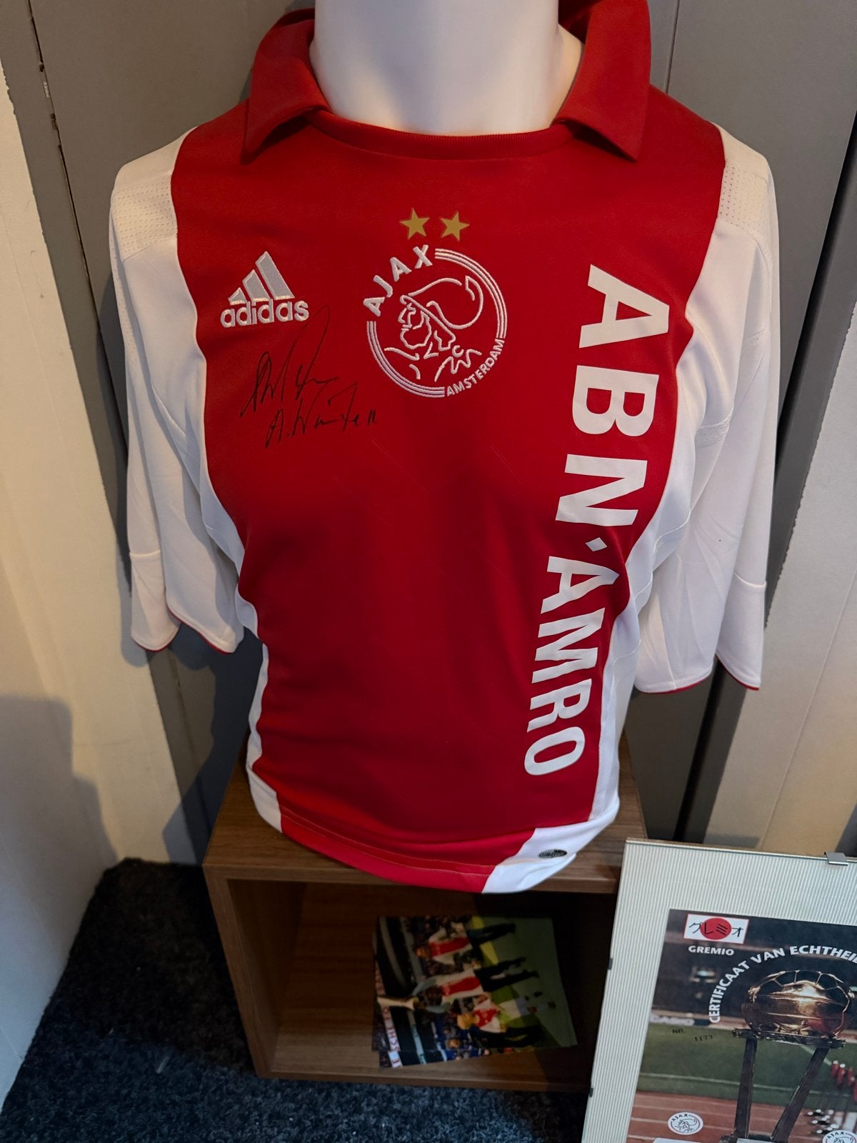Gedragen en gesigneerd shirt Ajax Winter + opkomst bekers, Ophalen of Verzenden, Gebruikt, Ajax, Shirt