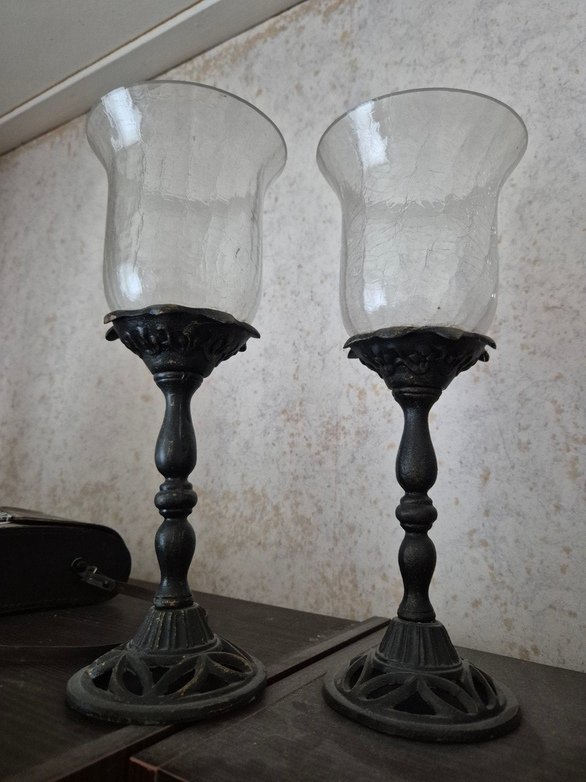 Set van 2 glazen kandelaars met metalen voet, Ophalen of Verzenden, Glas