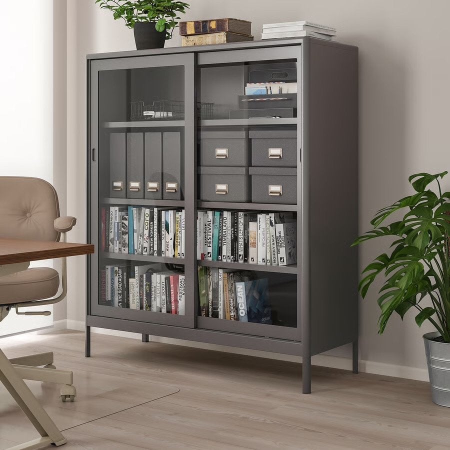 Vitrinekast Idasen IKEA donkergrijs, Ophalen of Verzenden, Zo goed als nieuw
