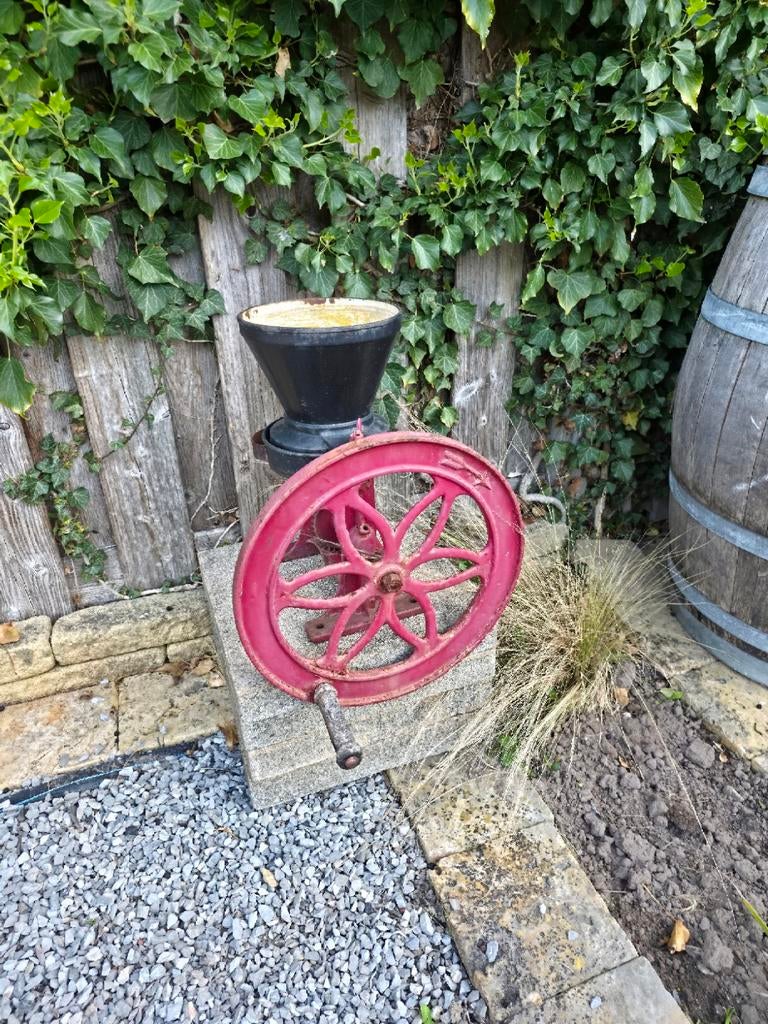 Oude handbediende molen met rood wiel, Ophalen of Verzenden