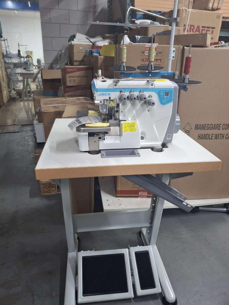 Jack 4 garen overlock machine 60 x 60 tafel ACTIE 2, Nieuw, Lockmachine, Industrieel, Ophalen