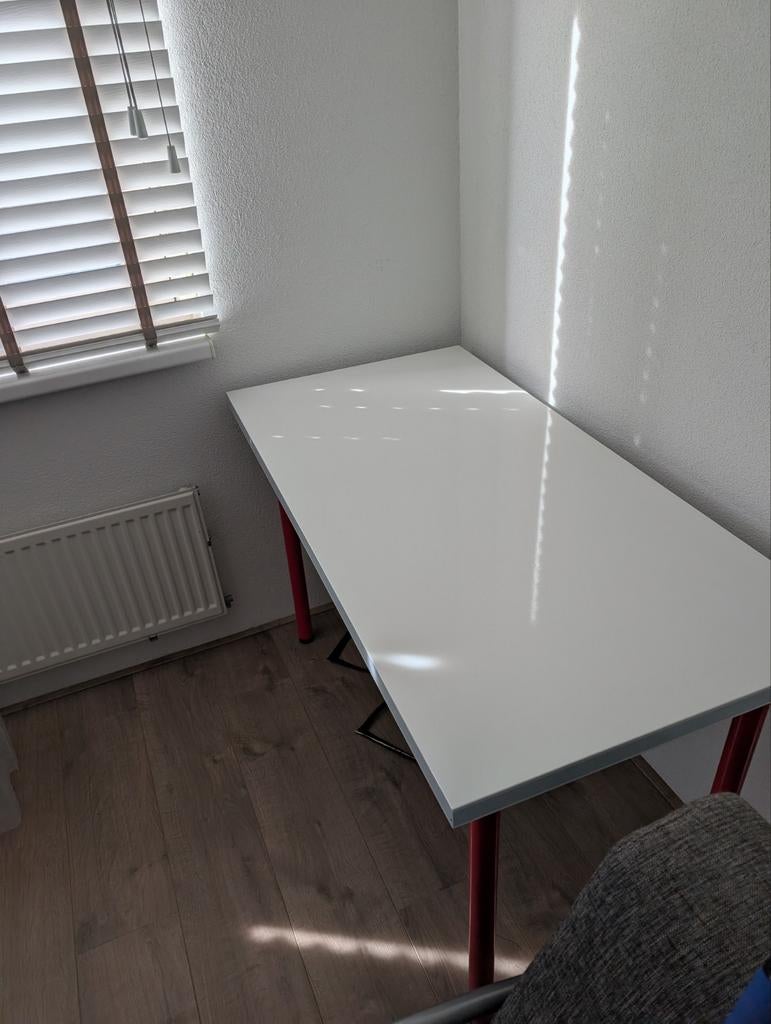 IKEA bureau wit met rode poten, Huis en Inrichting, Bureaus, Demontabel, Gebruikt, Spaanplaat of MDF, Ophalen of Verzenden