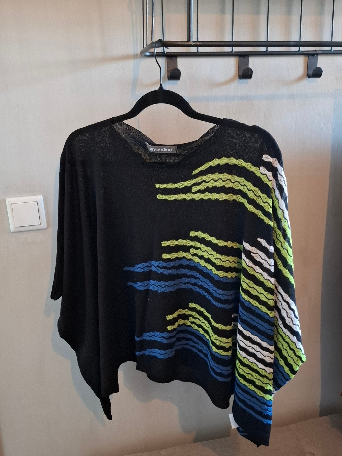 Kort truitje van Amandine mt 50 - 64 zwart met kleur, Amandine, Ophalen of Verzenden, Zo goed als nieuw, Zwart