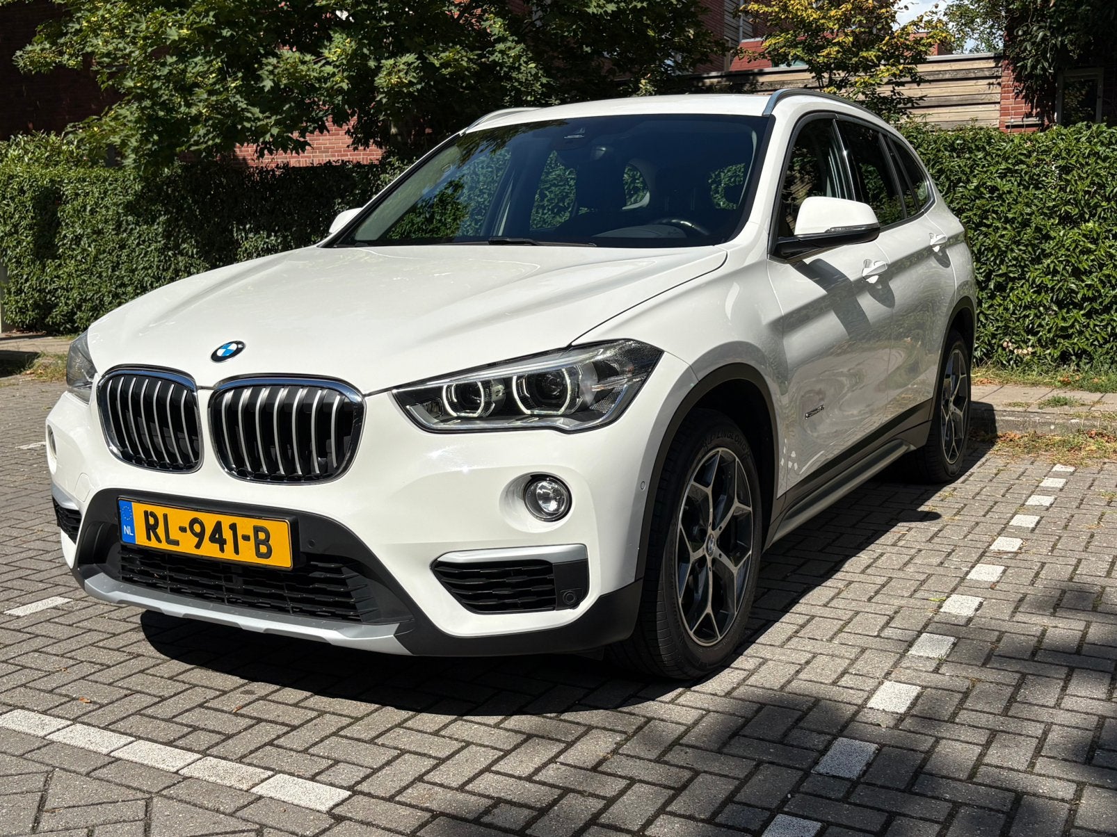BMW X1 sDrive18i | NL AUTO | NAP | HEAD-UP | LEDER | CAMERA, Auto's, Sound system, Wit, 75 €/maand, 19 km/l