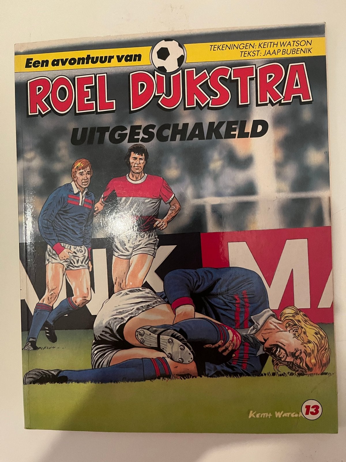 Roel Dijkstra - Uitgeschakeld (Voetbalstripboek), Eén stripboek, Ophalen of Verzenden, Gelezen
