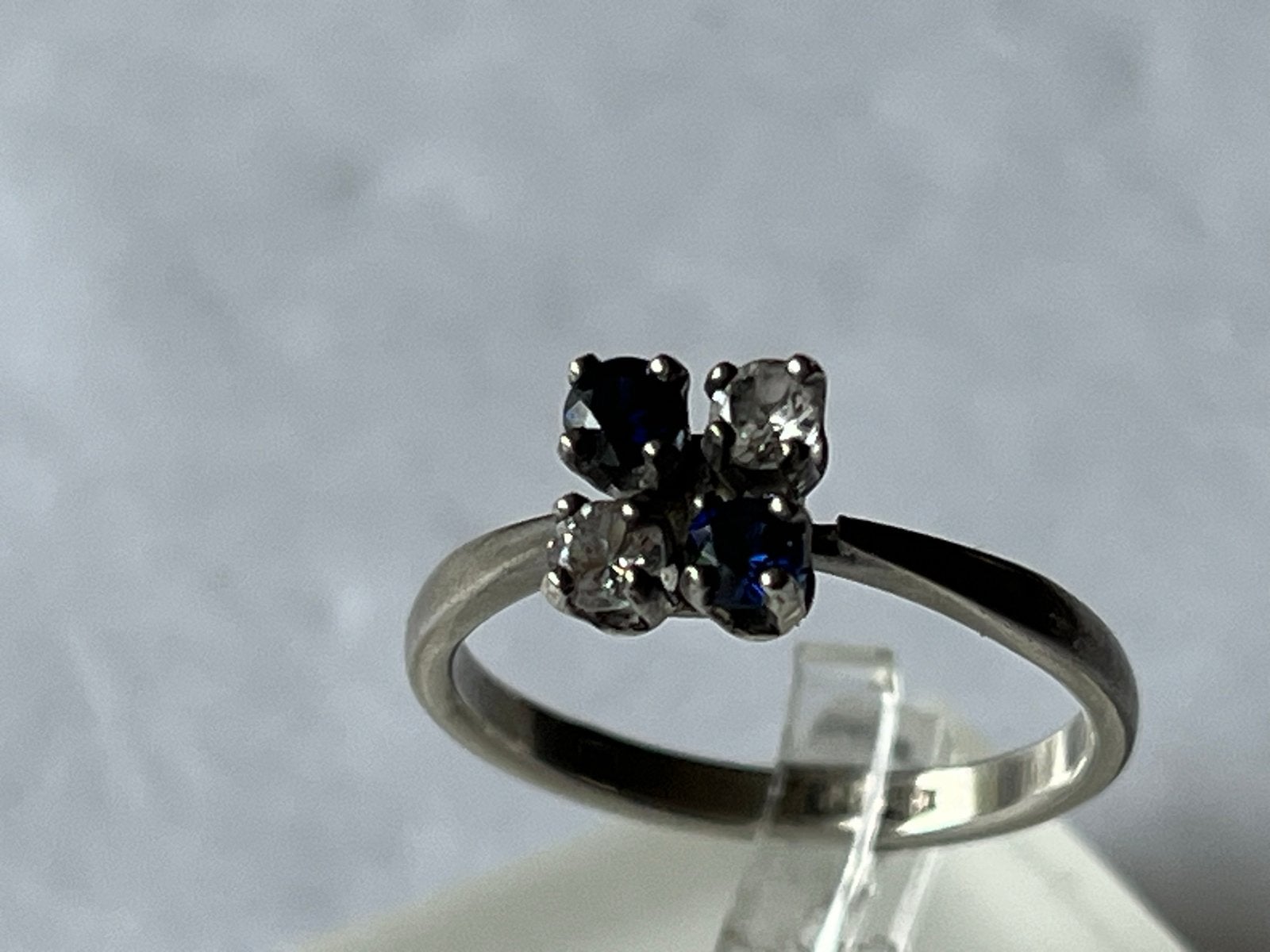 Zilveren ring met witte en blauwe Saffier, maat 17,25, Verzenden, Zo goed als nieuw, 17 tot 18, Met edelsteen