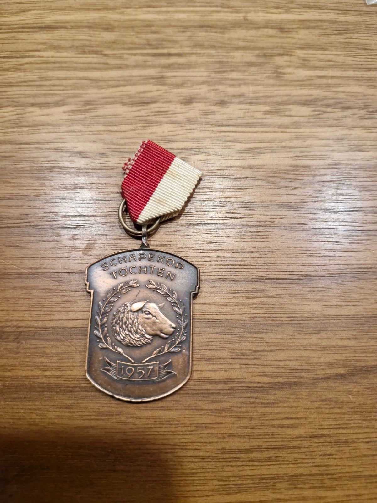 082 Vintage Schapenkop Tochten Medaille 1957, Ophalen of Verzenden