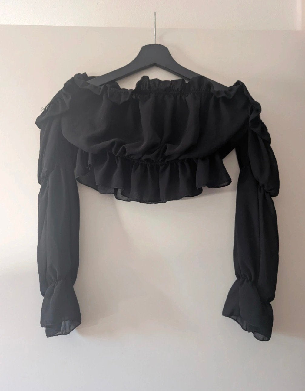 zwarte crop top off-shoulder, Maat 38/40 (M), Ophalen of Verzenden, Zo goed als nieuw, Lange mouw