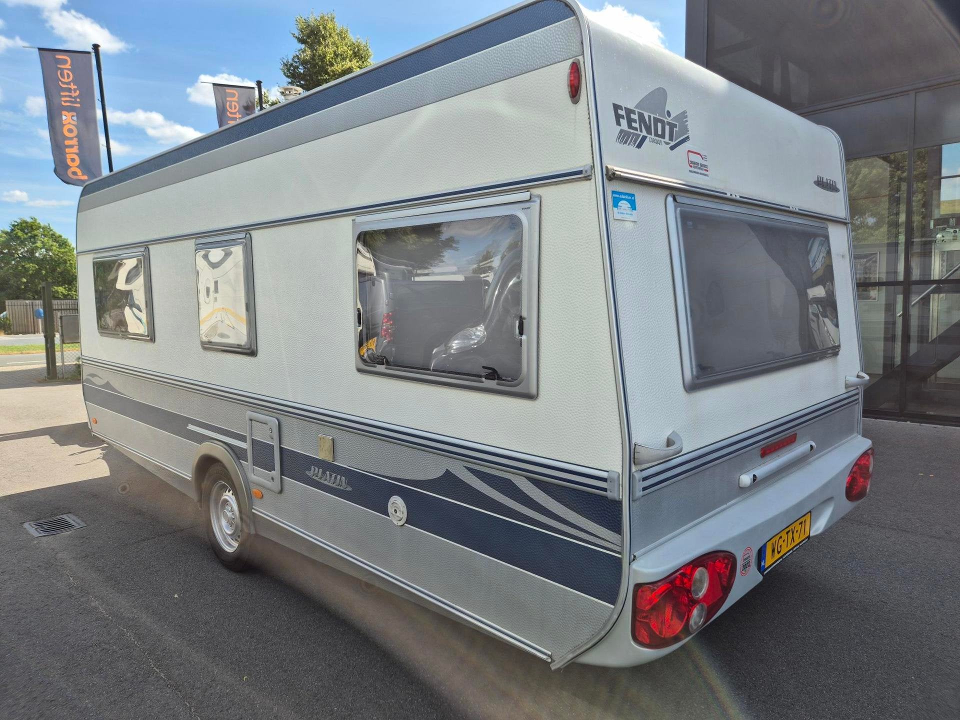 Fendt 510 Saphir Enkele bedden+ z.g.a.n opblaasbare Voortent, Caravans en Kamperen, Caravans, Rondzit, Bedrijf, Fendt, Reservewiel