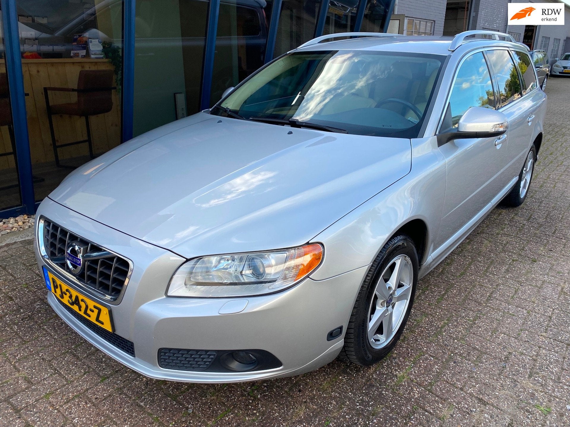 Volvo V70 2.0F Automaat Summum LEER / XENON / TREKHAAK, Auto's, Gebruikt, Beige, Automatische klimaatregeling, 1000 kg