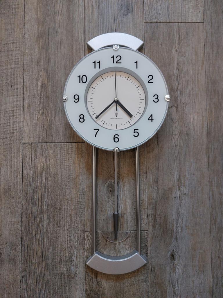 Wandklok met slinger, Huis en Inrichting, Woonaccessoires | Klokken, Ophalen of Verzenden, Zo goed als nieuw, Analoog, Wandklok