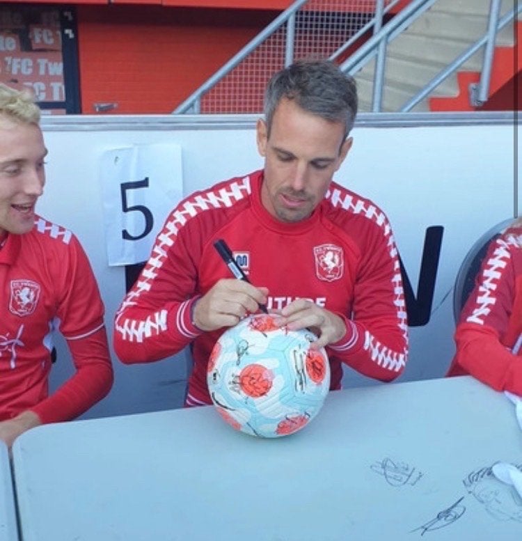 Gesigneerde voetbal met handtekeningen van FC Twente spelers, Ophalen of Verzenden, Zo goed als nieuw, Bal