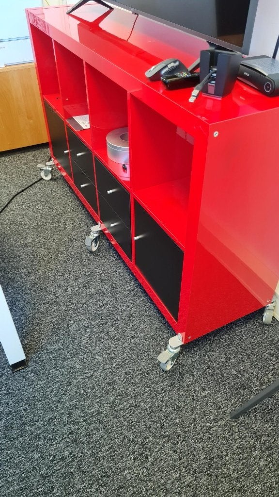 Gratis af te halen Rode kast / tv meubel, Huis en Inrichting, Kasten | Televisiemeubels, Ophalen, Gebruikt, 100 tot 150 cm, Minder dan 100 cm