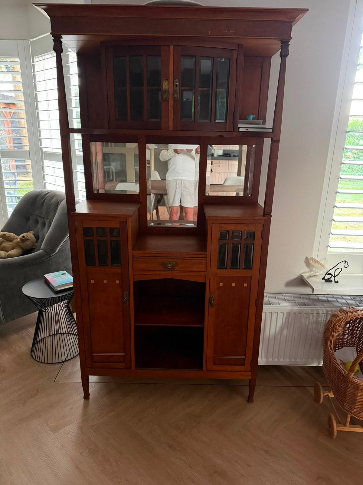 Antieke kast met spiegels, Ophalen