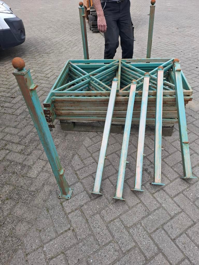 Hekwerk Staal met 8 hekken (80x130cm) en 8 palen (105cm), Tuin en Terras, Ophalen of Verzenden, Gebruikt, IJzer, Sierhekwerk