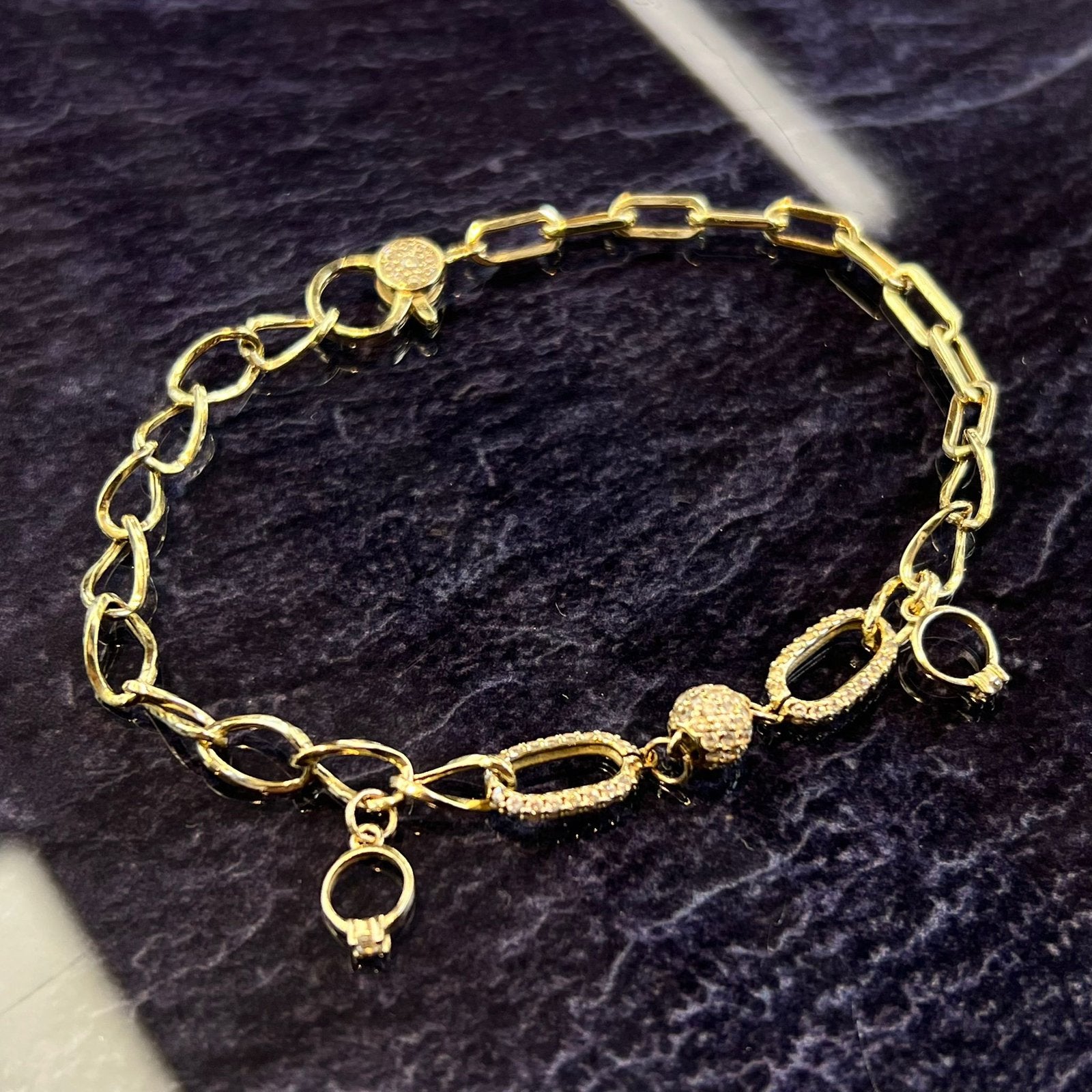14k gouden armband met bedeltjes, Ophalen of Verzenden, Zo goed als nieuw, Met bedels of kralen, Goud