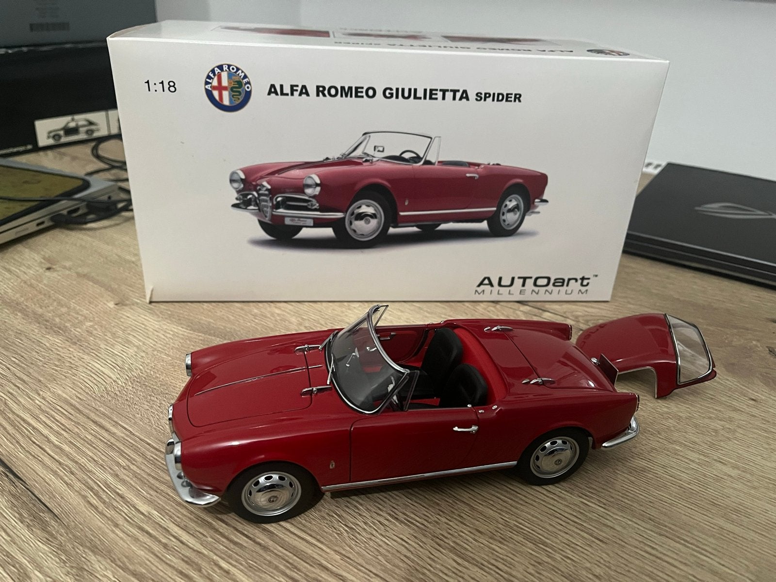 AutoArt Alfa Romeo Giulietta Spider 1:18, Ophalen of Verzenden, Zo goed als nieuw, Auto, Autoart