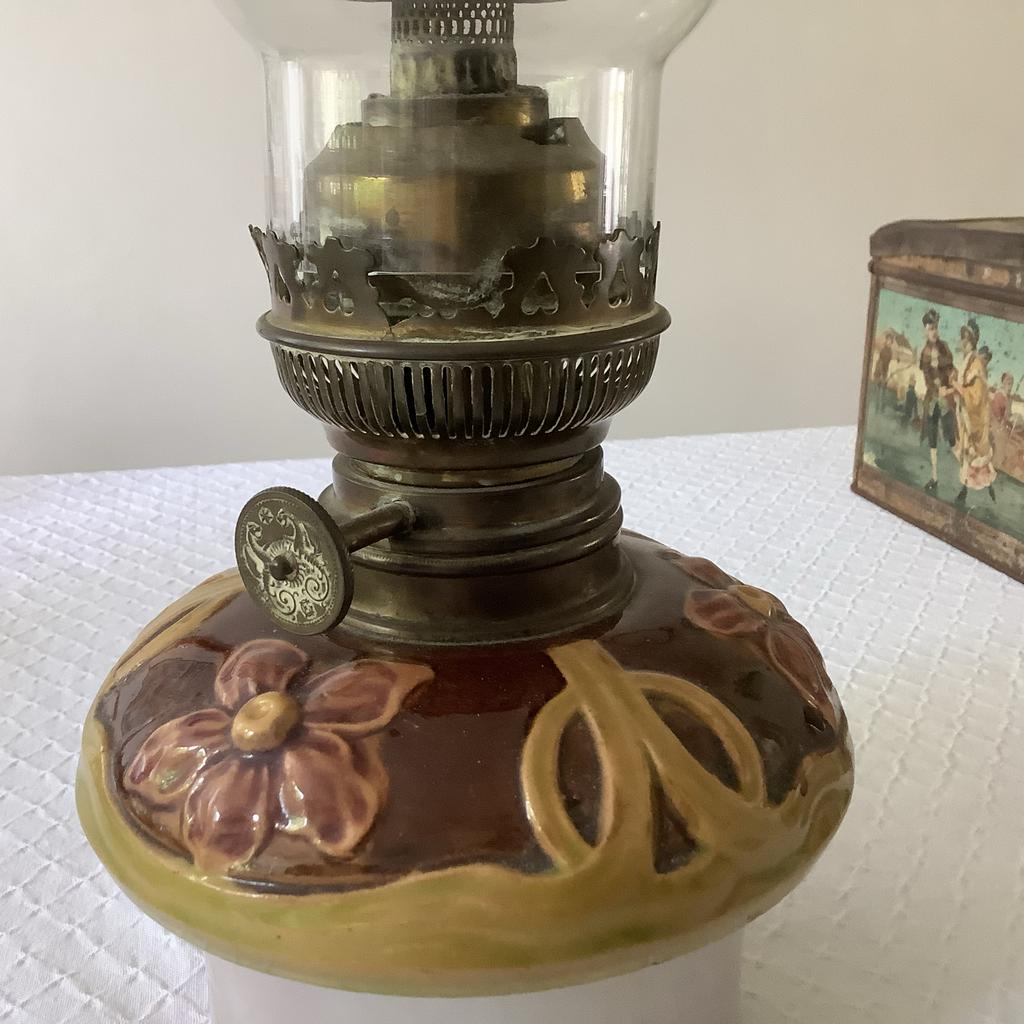 Antieke olielamp met bloemmotief en glazen kap, Antiek en Kunst, Antiek | Lampen, Ophalen of Verzenden