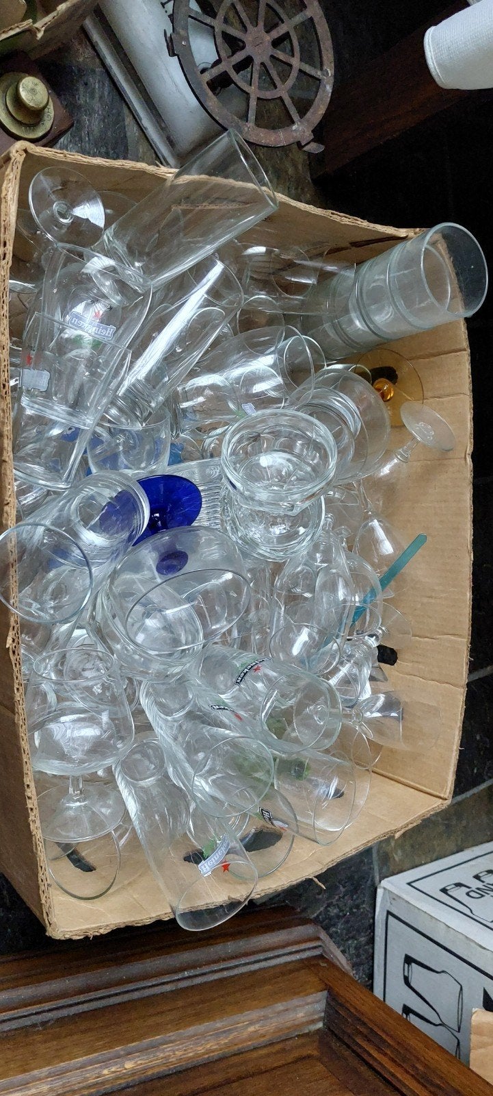 doos vol verschillende glazen, Ophalen