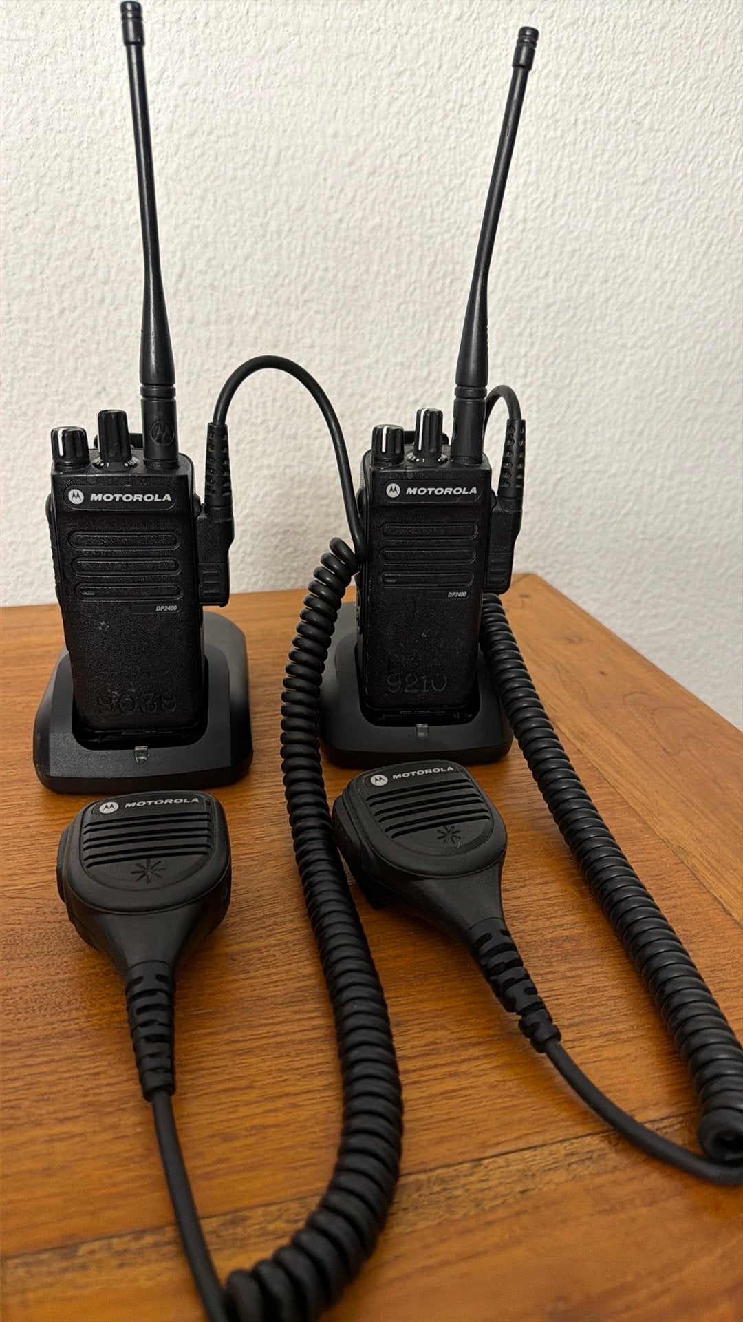 Set van 2 motorola dp2400 portofoons digitaal en analoog, Ophalen of Verzenden, Zo goed als nieuw
