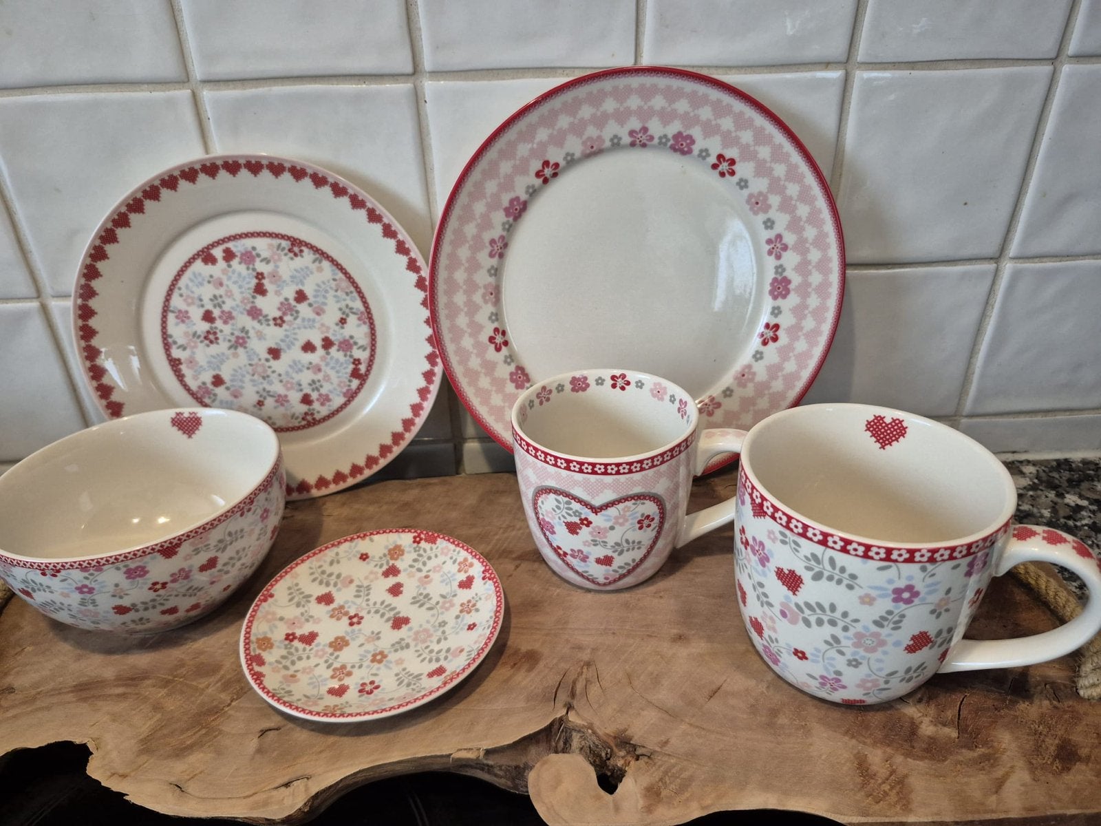 Hartelust servies: borden, kommen, mokken en kopjes, Ophalen, Overige merken, Keramiek, Landelijk/Boerenbont