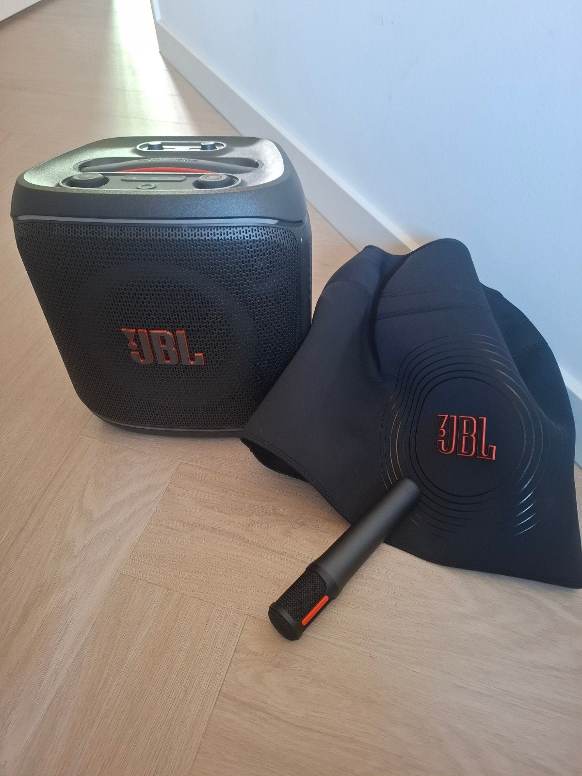 JBL PartyBox Encore 2 met microfoon en beschermhoeshoes
