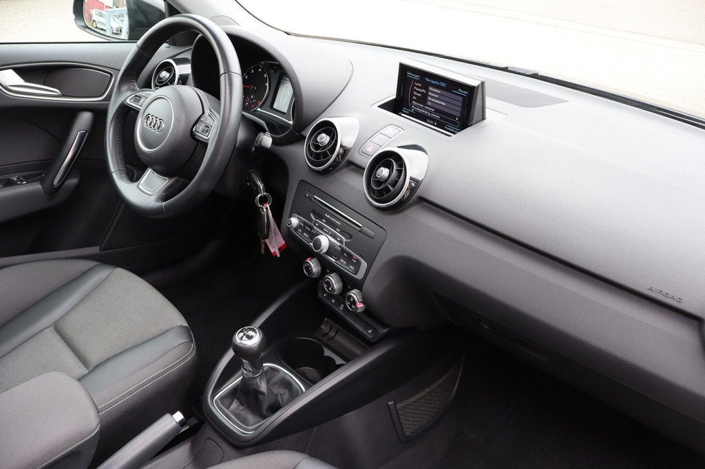 Audi A1 Sportback 1.0 TFSI S-Line Panoramadak! Stoelverwarmi, Voorwielaandrijving, Euro 6, Start-stop-systeem, 4 stoelen