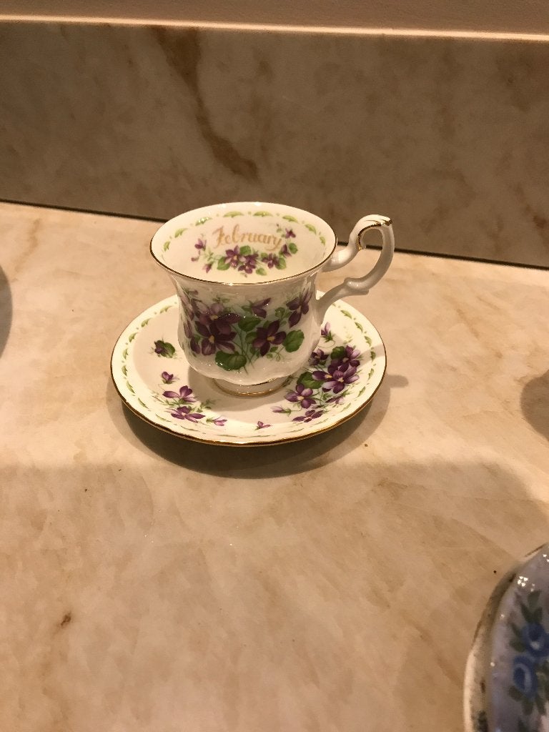 Royal Albert Violets, Huis en Inrichting, Keuken | Servies, Ophalen, Zo goed als nieuw, Overige stijlen, Kop(pen) en/of Schotel(s)
