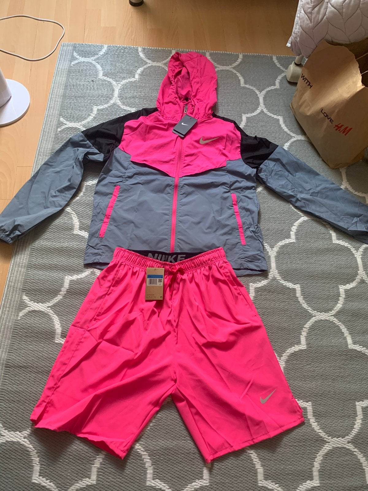 Nike hardloopset: jas en korte broek (nieuw), Ophalen of Verzenden, Nieuw, Roze, Hardlopen of Fietsen