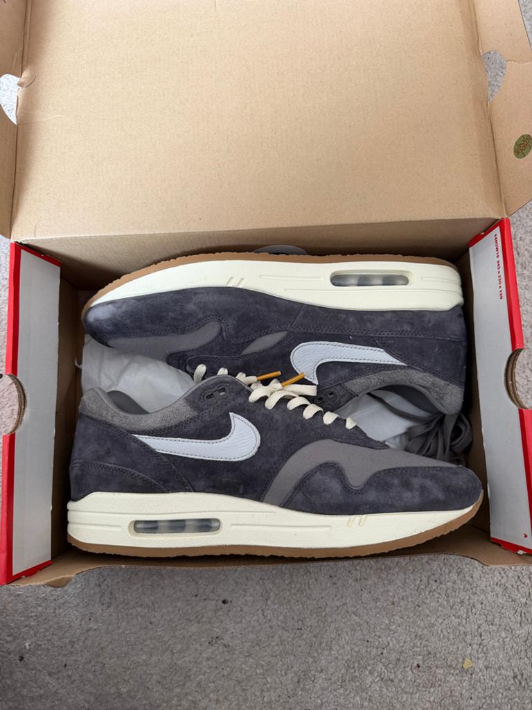 Nike Air Max 1 PRM Soft Grey Neutral Grey FD5088 001, Kleding | Heren, Schoenen, Overige kleuren, Ophalen of Verzenden, Sneakers of Gympen